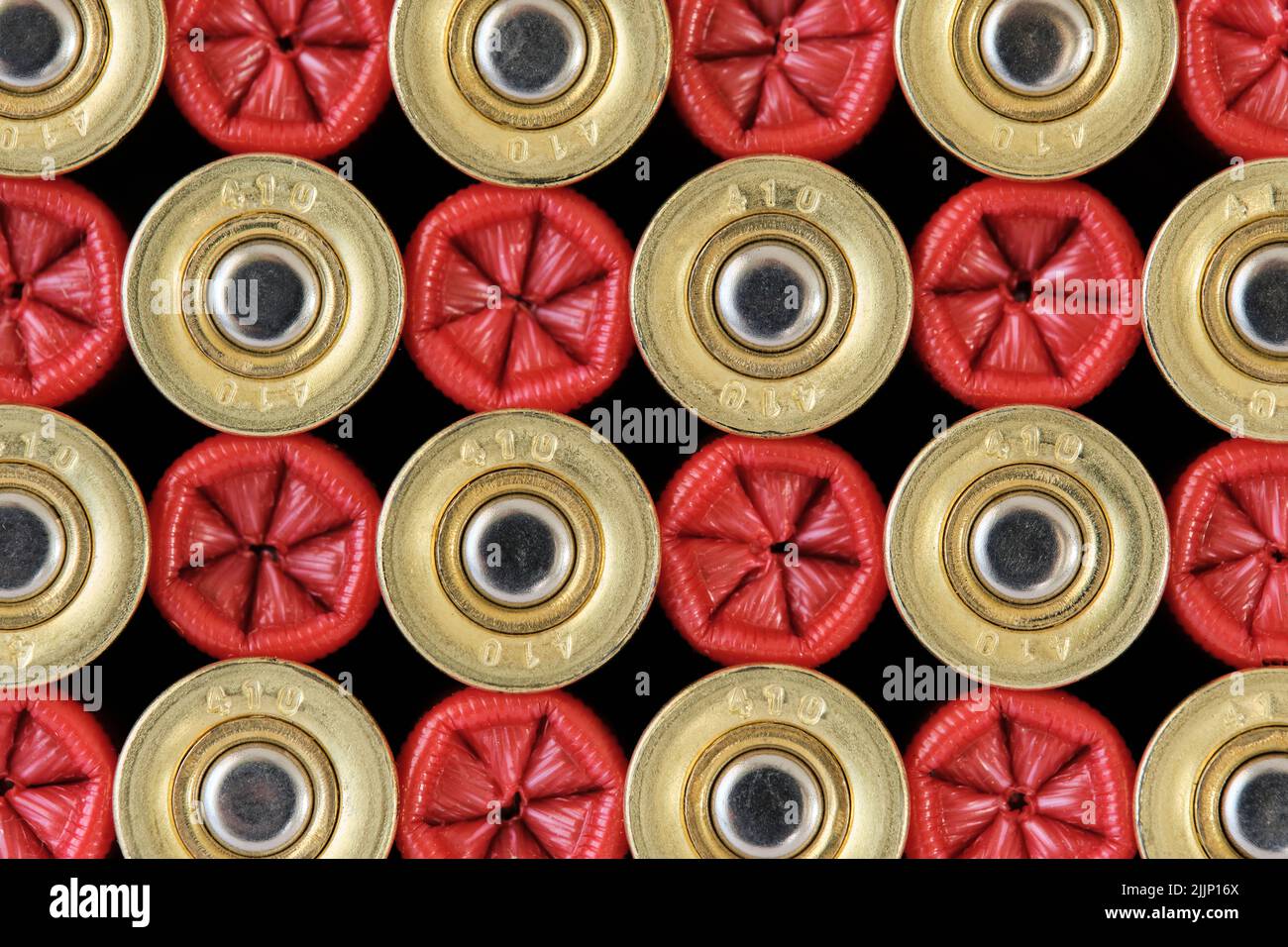 Sfondo full frame di molti gusci di fucili rossi messi in fila pronti per la caccia Foto Stock