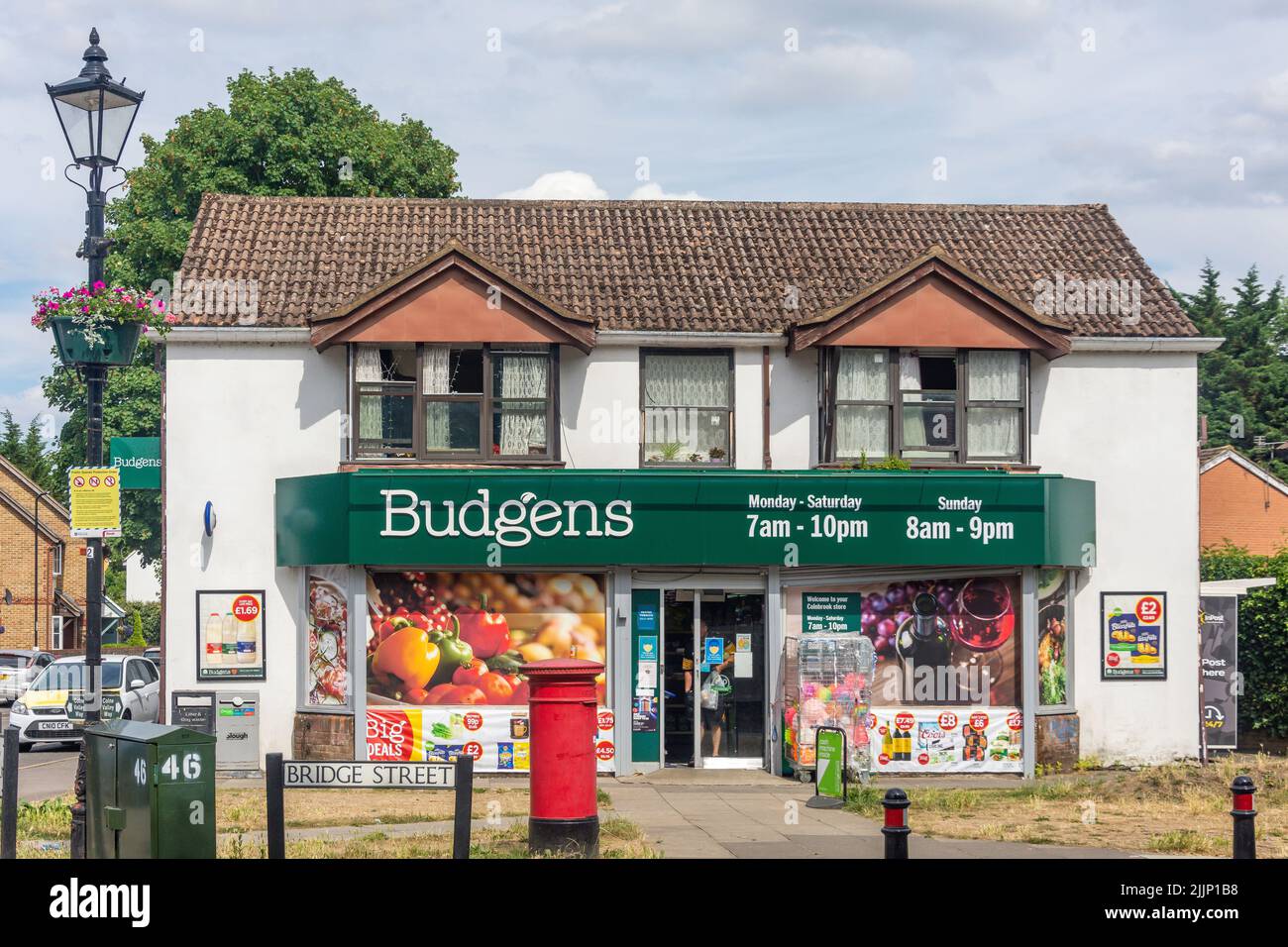 Budgens Supermarket, Castle House, Bridge Street, Colnbrook, Berkshire, Inghilterra, Regno Unito Foto Stock