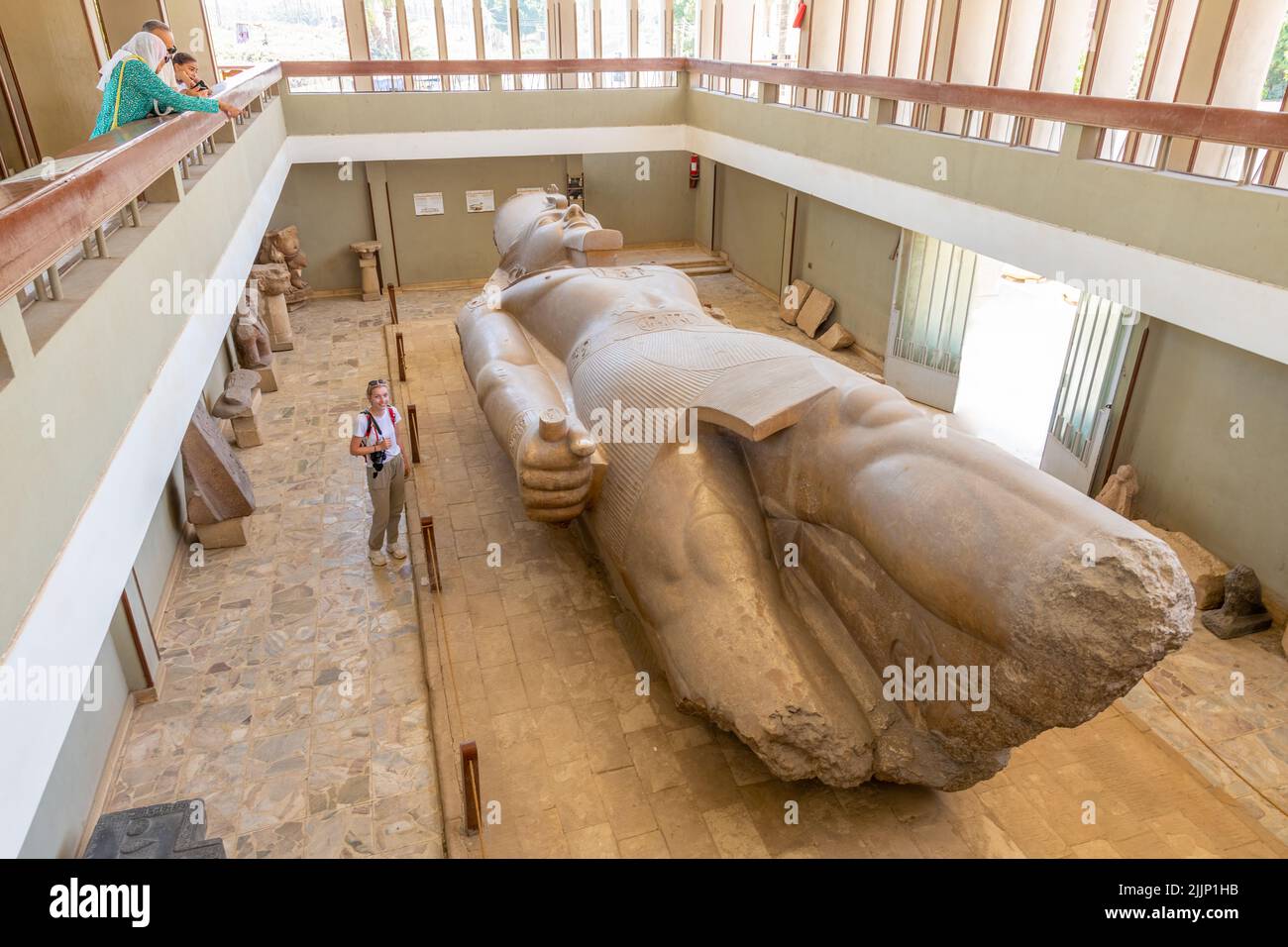 Memphis Egitto; 26 luglio 2022 - una statua monumentale di Ramses II scolpita da calcare e che misura circa 10 metri di lunghezza. Foto Stock