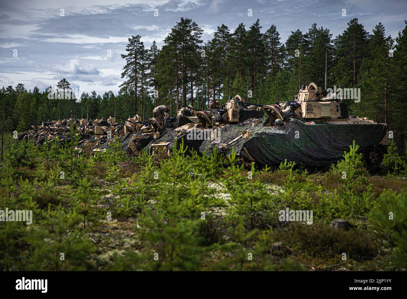 Soldati americani assegnati a 4th Squadron, 10th Cavally Regiment, 3rd Armored Brigade Combat Team, 4th Divisione fanteria eseguire la manutenzione sui loro M2A3 Bradley Fighting veicoli in preparazione per l'esercizio vigilante Fox tenuto a Niinisalo, Finlandia, 25 luglio 2022. La 3rd Armored Brigade Combat Team, 4th divisione fanteria, e le unità dell'esercito finlandese hanno iniziato la formazione estiva in Finlandia per rafforzare le relazioni e contribuire a costruire l'interoperabilità tra le due nazioni. (STATI UNITI Guardia Nazionale dell'esercito foto di Sgt. Agustín Montañez) Foto Stock