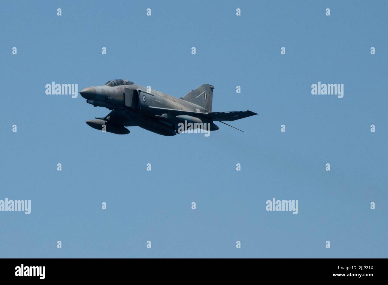 220721-N-DH616-3007 MEDETERRANEAN SEA (21 luglio 2022) un F-4 Phantom II dell'aeronautica ellenica conduce un fly-by durante un esercizio di difesa aerea condotto con la marina turca di classe Barbaros TCG Kemalreis (F-247), Hellenic Navy Kortenaer-class fregate HS Kountouriotis, Nave di supporto logistico di classe Vulcano della Marina Italiana LA SUA fregata HS Elli di classe Kortenaer di Vulcano e della Marina ellenica (F450). Forrest Sherman (DDG 98) è il fiore all’occhiello dello Standing NATO Maritime Group Two (SNMG2), un gruppo multinazionale integrato che proietta un costante e visibile richiamo alla solidarietà dell’Alleanza e c Foto Stock