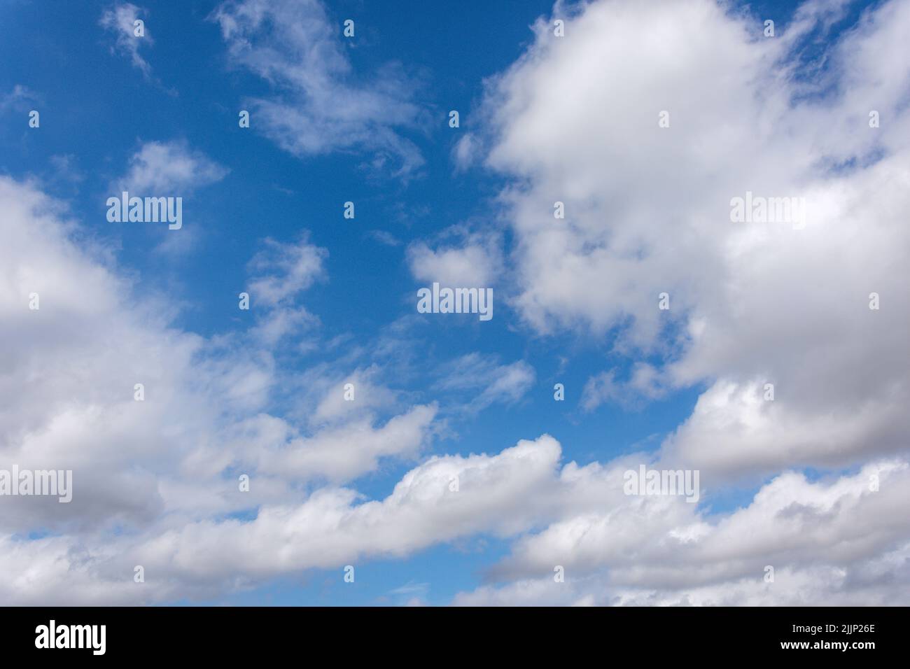 Nuvole bianche di cumulo e cielo blu, Washington, Tyne and Wear, Inghilterra, Regno Unito Foto Stock