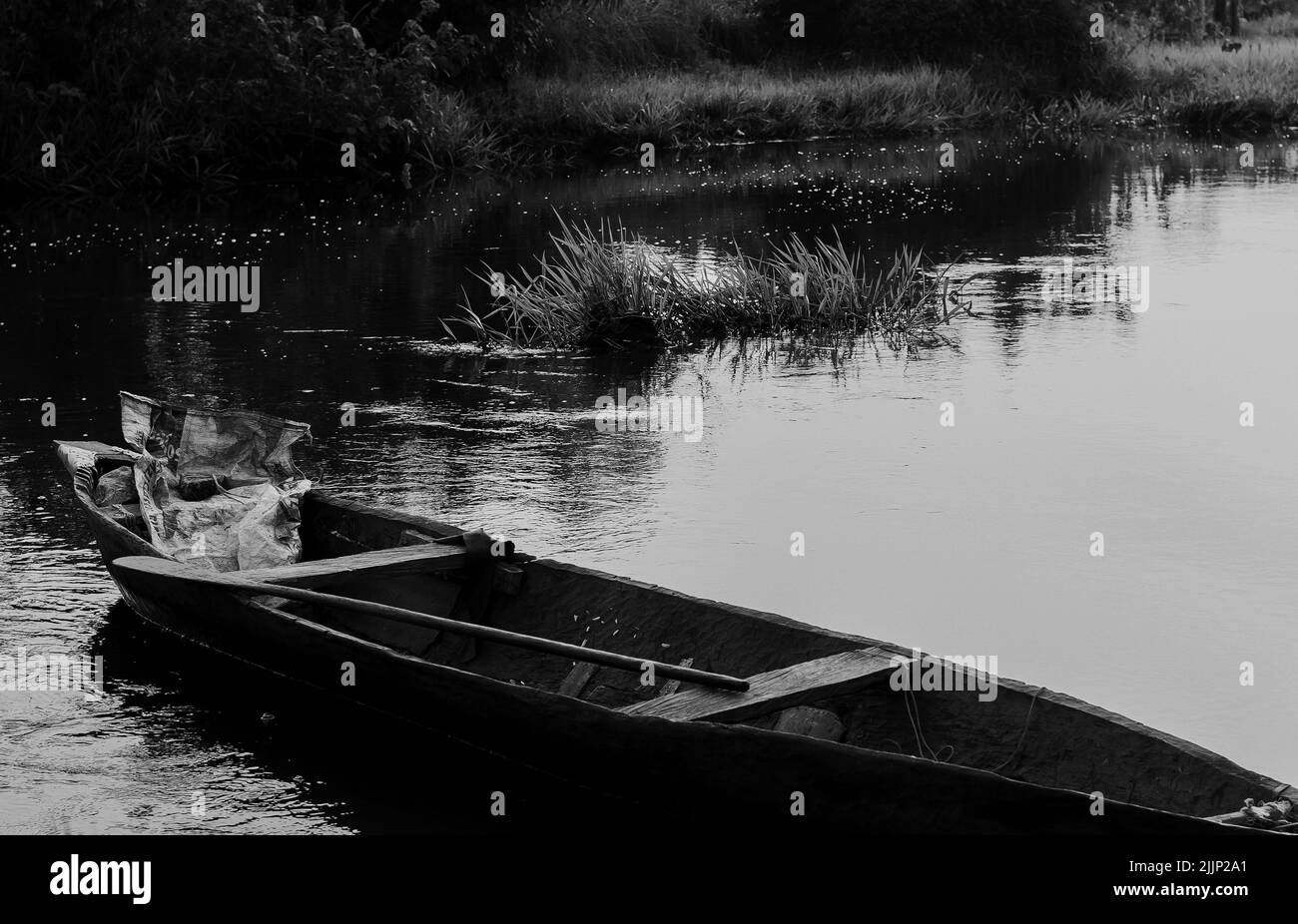Una foto in scala di grigi di una vecchia barca di legno a Lagos Creek Foto Stock