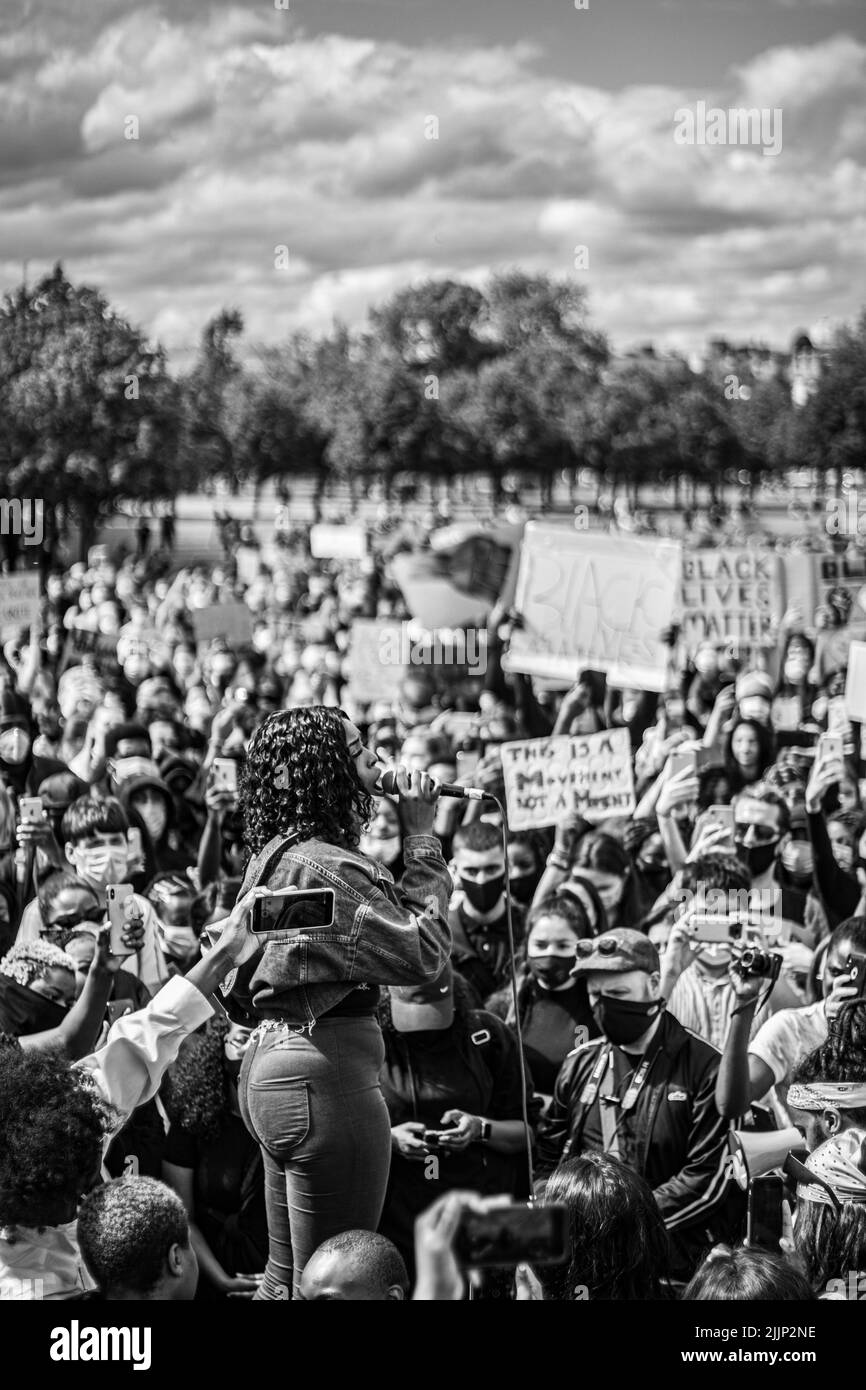 Un colpo in scala di grigi della protesta della materia di vite nere, Glasgow verde Foto Stock