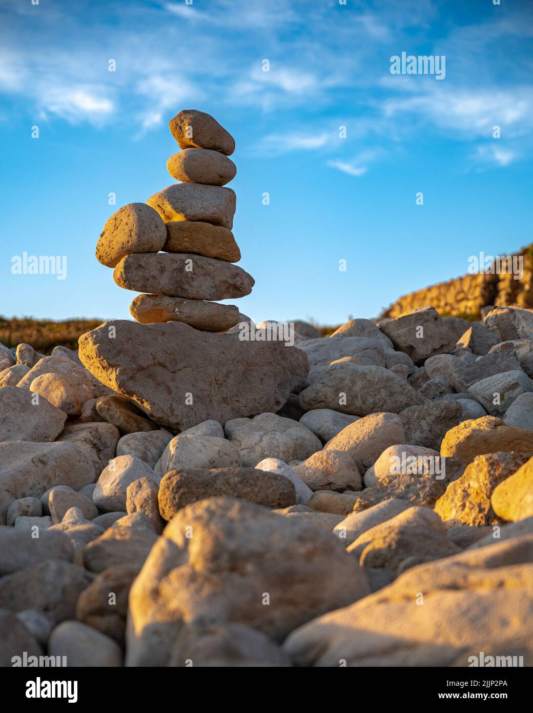 Impacchettamento di roccia su una spiaggia al tramonto a Cascais, Lisbona Foto Stock