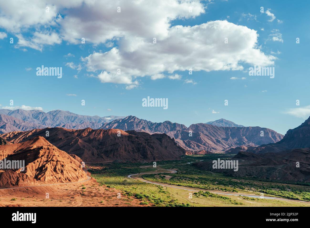 Un paesaggio mozzafiato della Valle di Calchaqui sotto il bellissimo cielo, l'Argentina Foto Stock