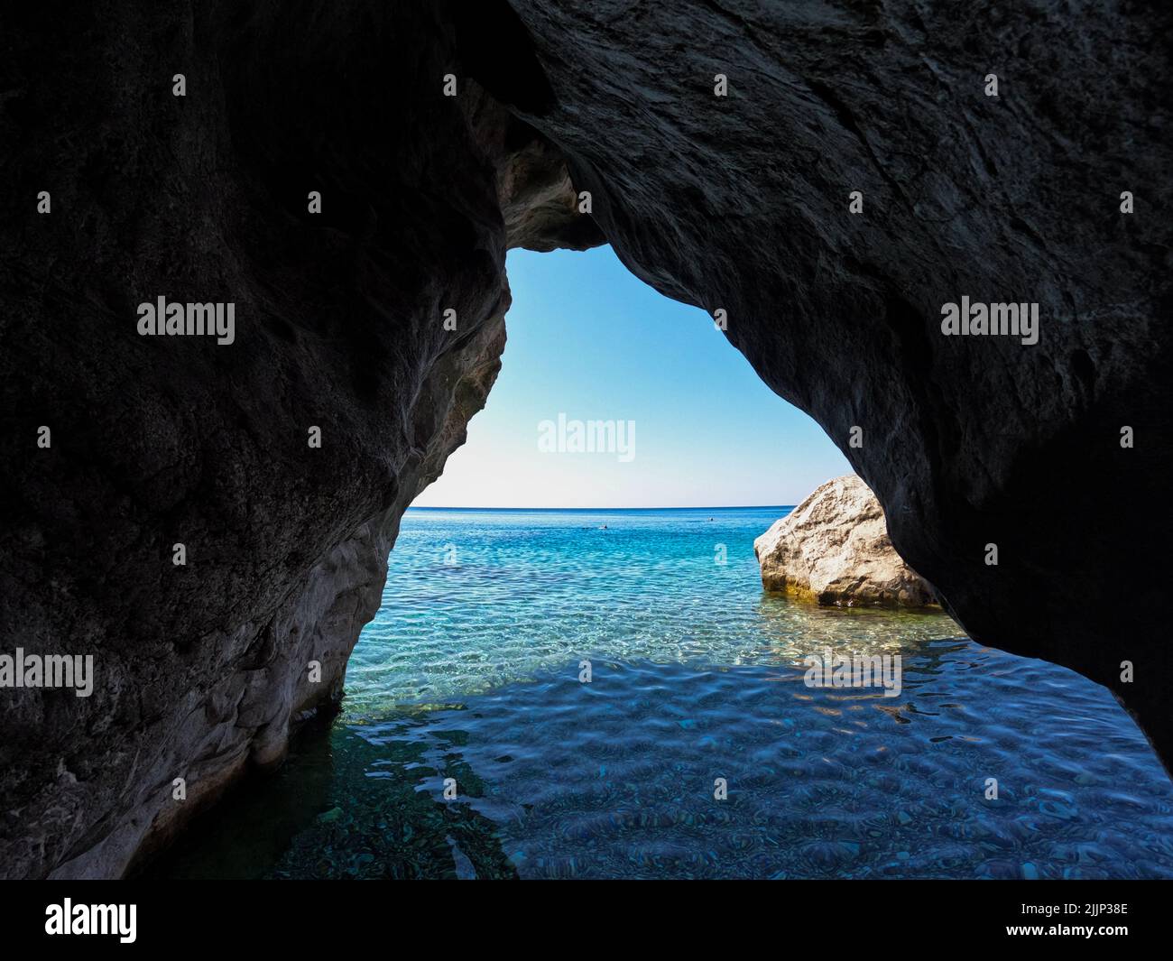 Vista dall'interno di una grotta a un bell'oceano e una struttura di roccia Foto Stock