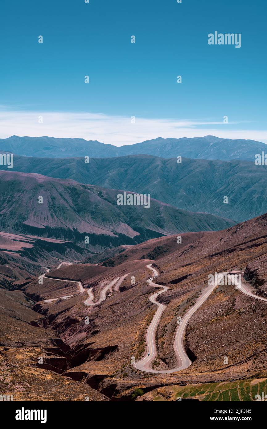 Una bella vista della Quebrada de Humahuaca situato nella provincia di Jujuy nel nord-ovest dell'Argentina Foto Stock