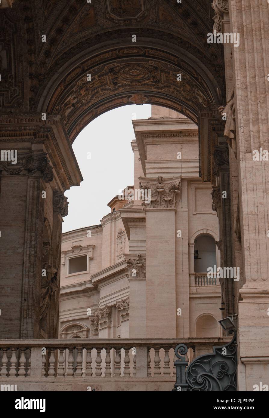 Un colpo verticale della Basilica di San Pietro (Petersdom) nella Città del Vaticano Foto Stock