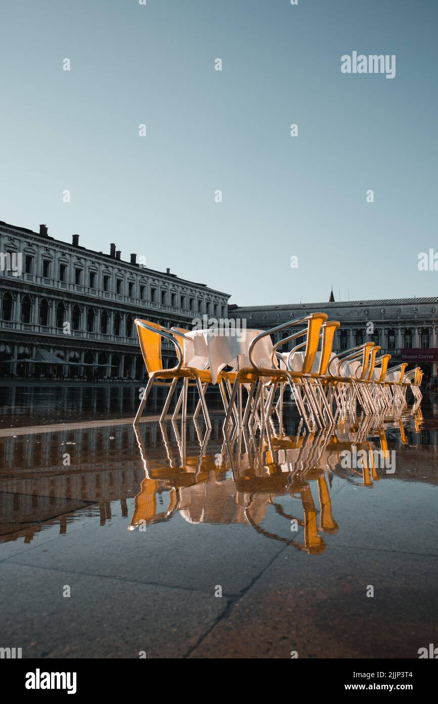 Un colpo verticale di Piazza San Marco a Venezia in alta marea e riflessione Foto Stock
