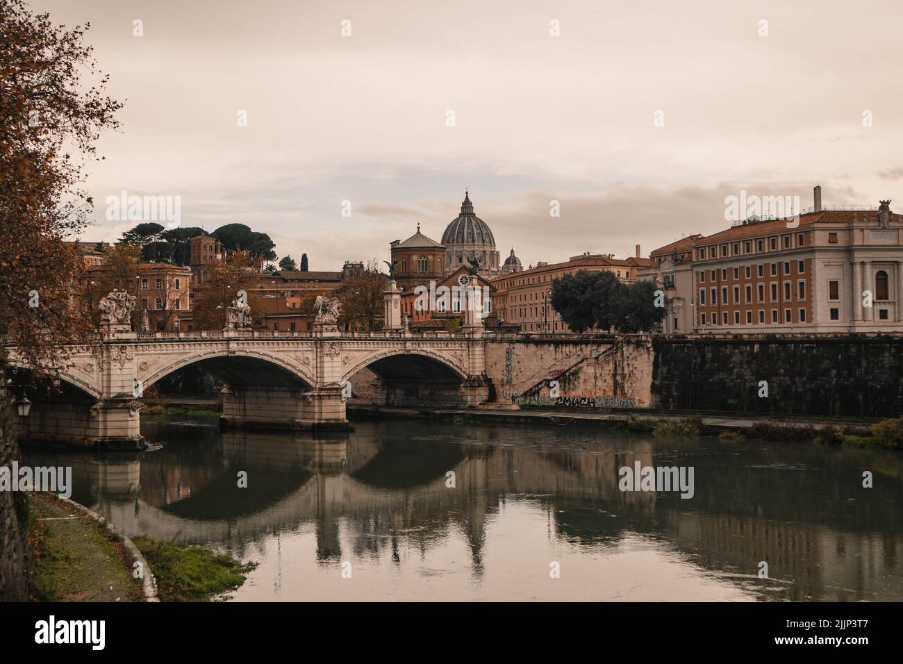 Una vista panoramica di San Petersdom dietro il fiume, Vatical City Foto Stock