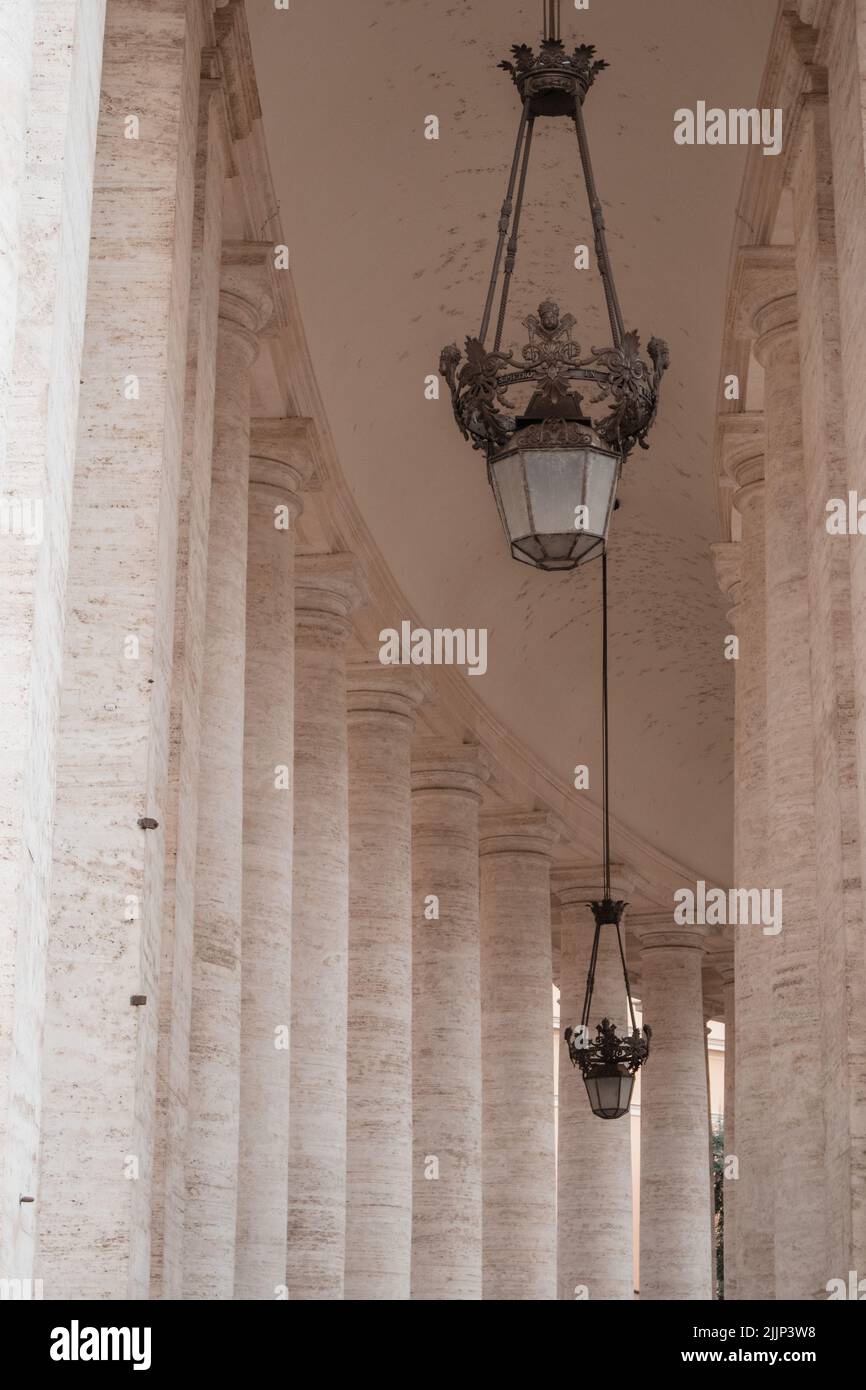 Un colpo verticale delle colonne di San Petersdom, la Città del Vaticano Foto Stock