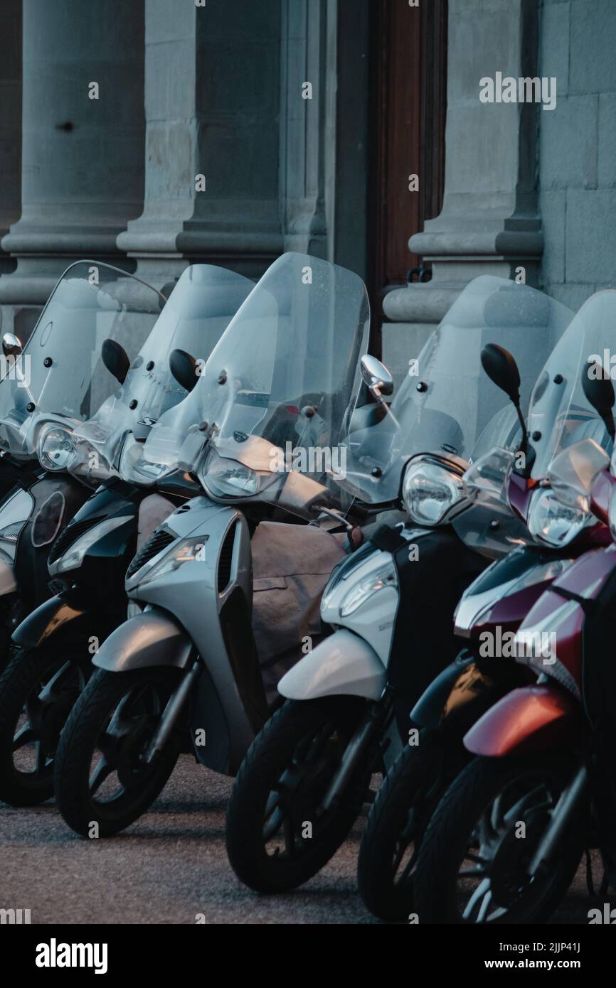 Un colpo verticale di una fila di motociclette, Firenze, Italia Foto Stock
