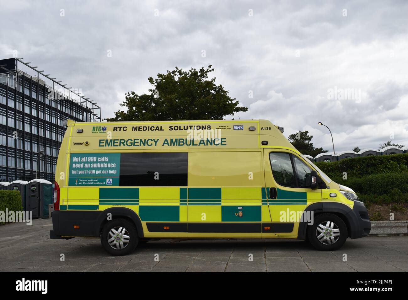 Ambulanza di emergenza sulla piazza della stazione, Milton Keynes. Foto Stock