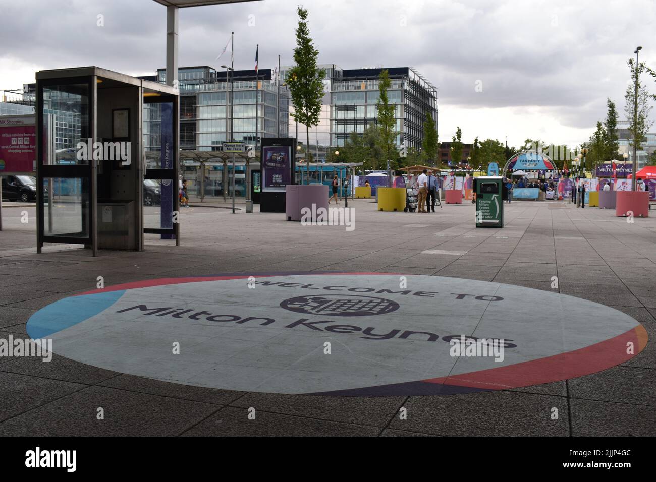 Cartello sul marciapiede fuori dalla stazione ferroviaria sulla strada per la Fan zone per la UEFA Womens Euro 2022: 'Benvenuti a Milton Keynes'. Foto Stock