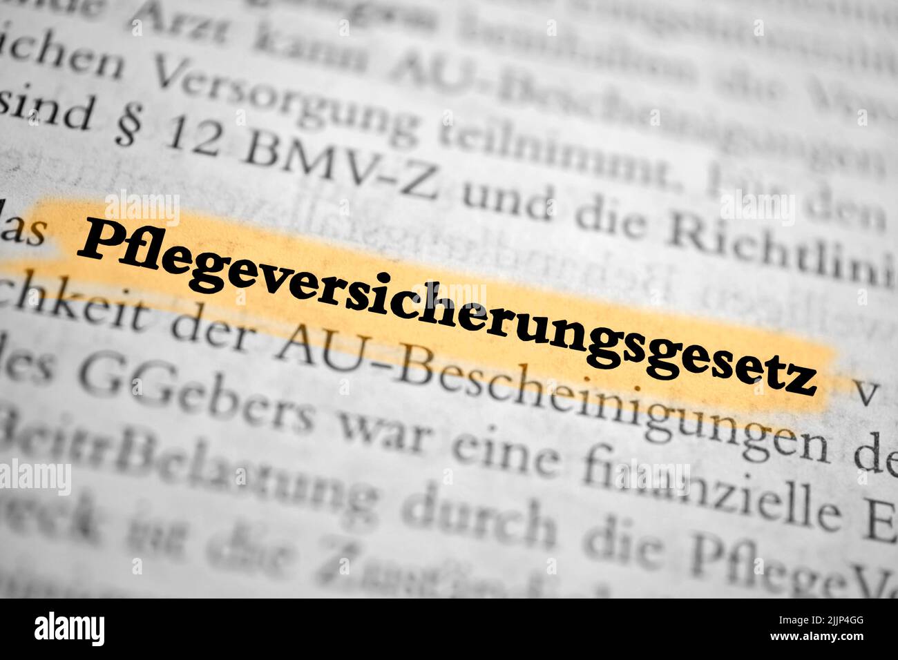 Un primo piano delle parole 'assicurazione di cura di cura di professione d'infermiera ' evidenziato in arancione su una pagina Foto Stock