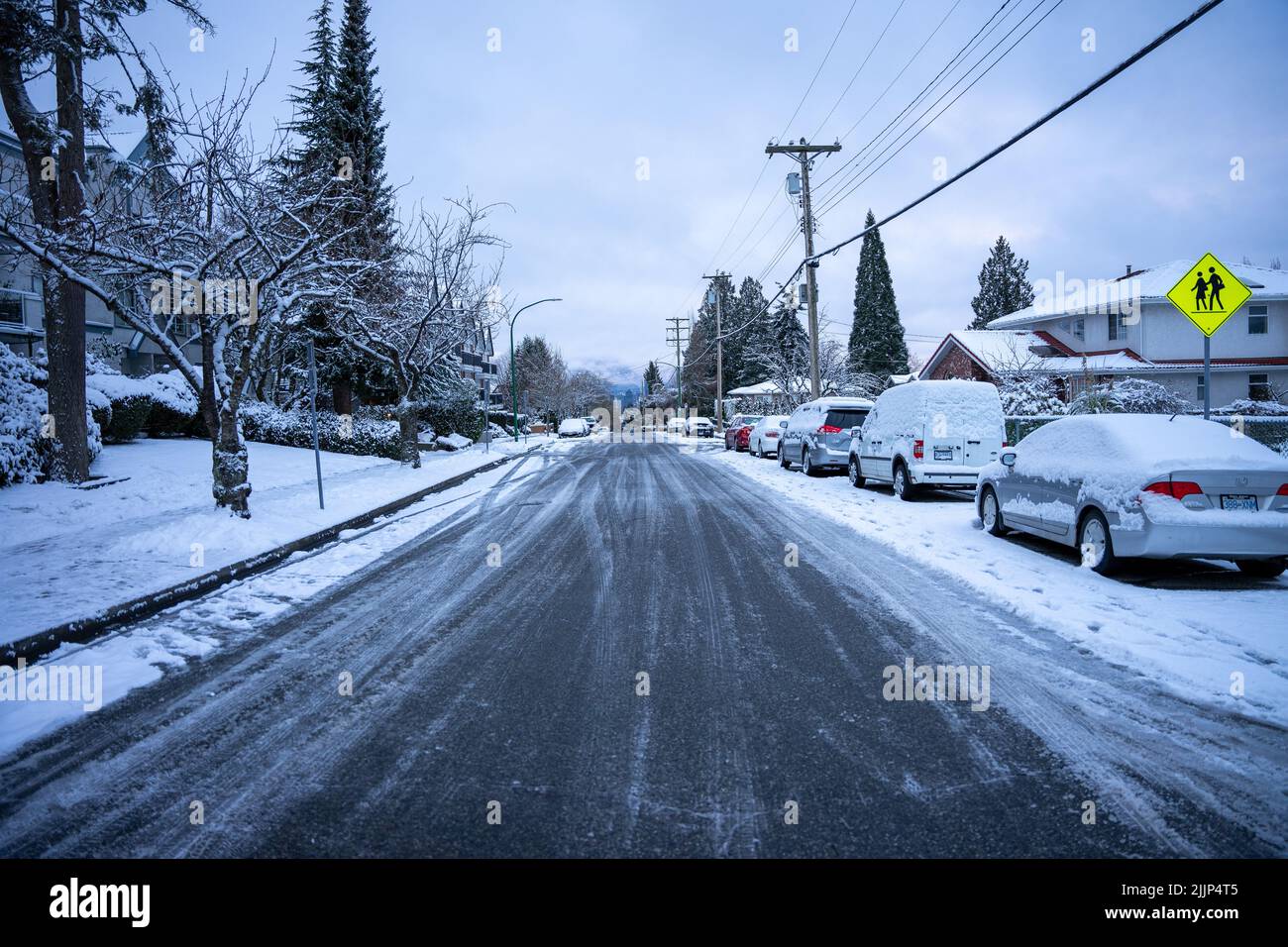 Una bella vista di una strada e auto coperte di neve a Burnaby, British Columbia, Canada Foto Stock