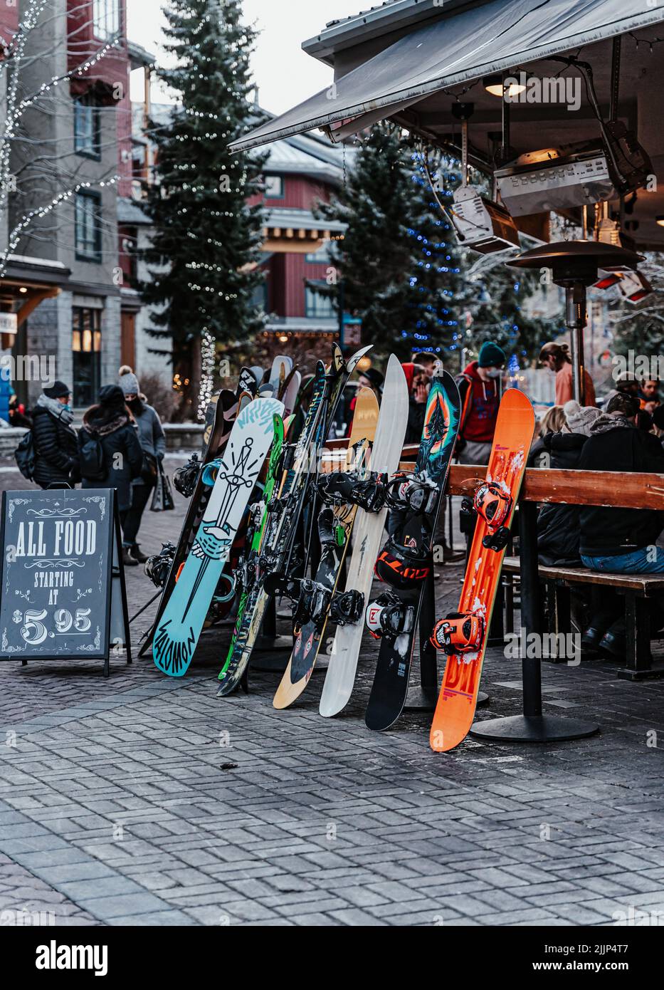 Un colpo verticale di snowboard a Whistler Village, Canada Foto Stock