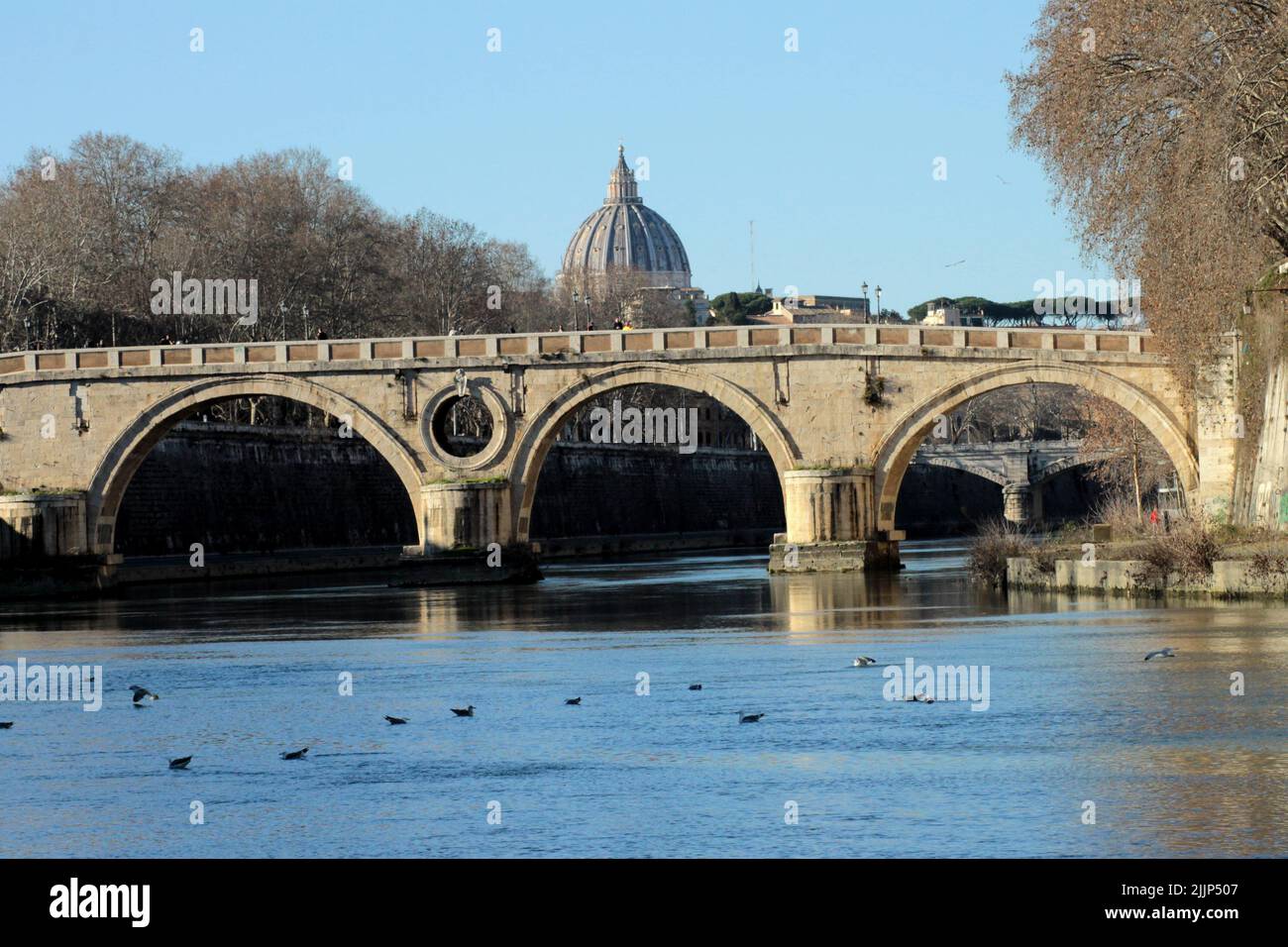 Il Ponte Sisto si affaccia sul Tevere e sulla Basilica di San Pietro sullo sfondo di Roma Foto Stock