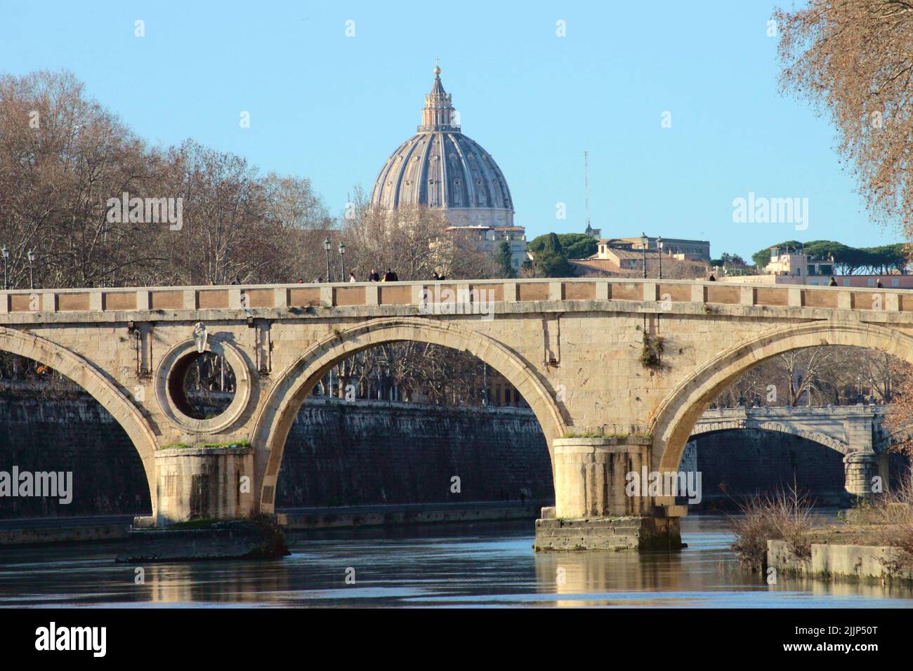 Il Ponte Sisto si affaccia sul Tevere e sulla Basilica di San Pietro sullo sfondo di Roma Foto Stock