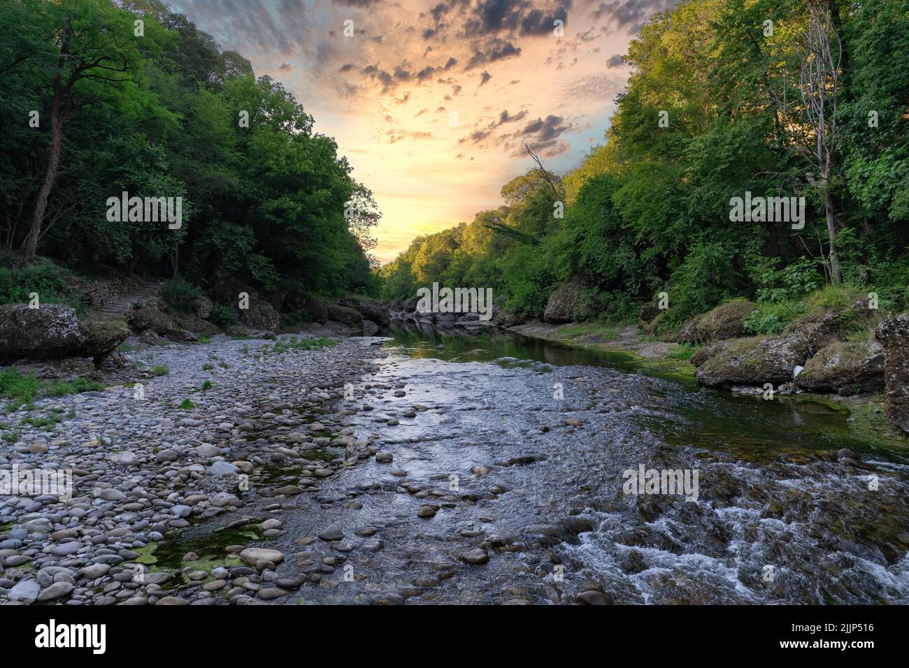 Fiume Brembo che scorre attraverso il paesaggio forestale rurale al tramonto, Lombardia, Italia Foto Stock