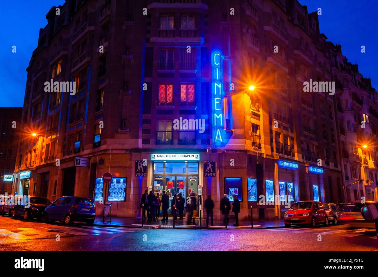 Parigi, Francia, cinema francese indipendente, Chaplin, edificio frontale di notte con luci di strada, Foto Stock