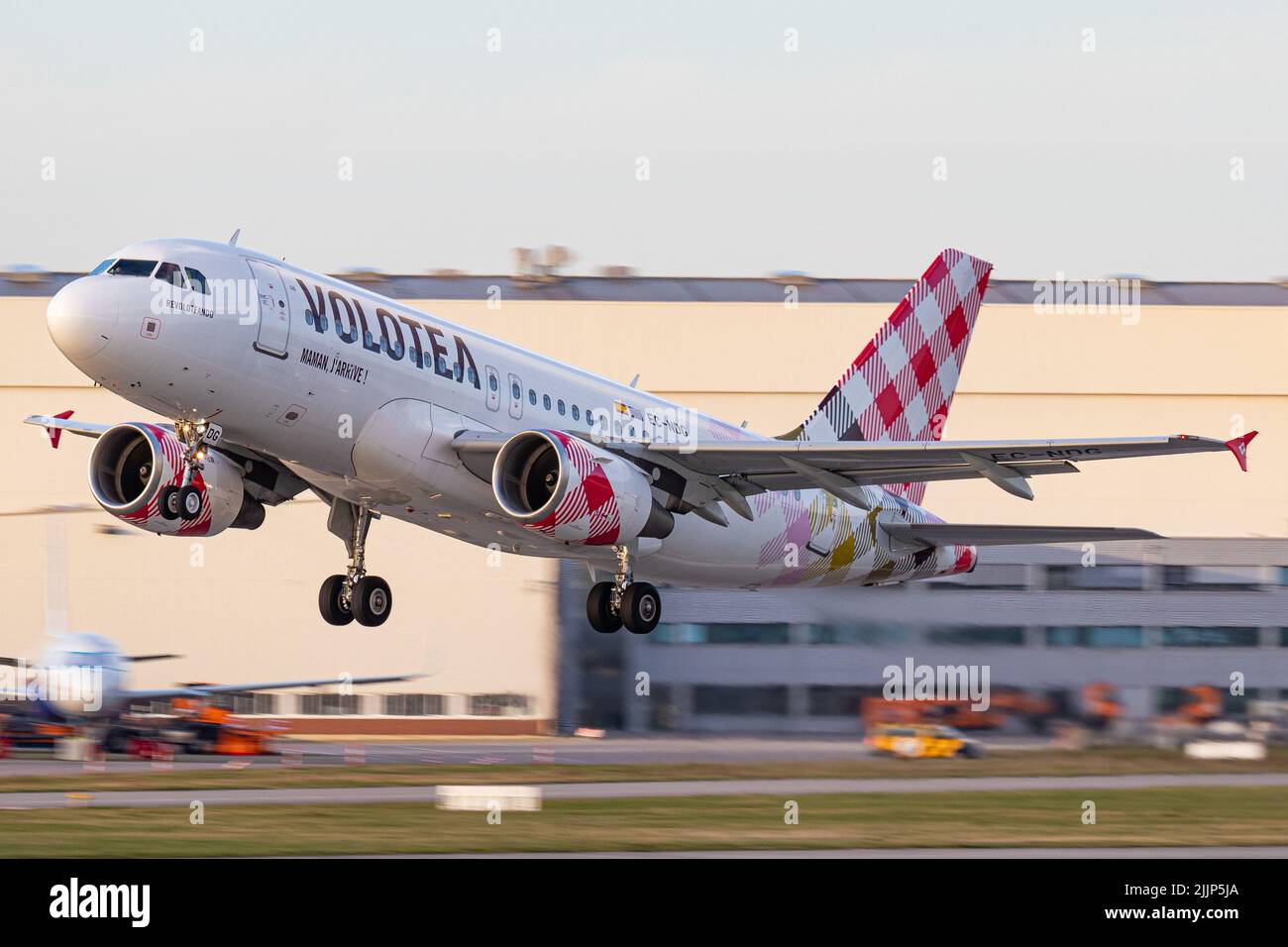 Volotea Airlines A319-112 (EC-NDG, 3364) con partenza dall'aeroporto di Amburgo Finkenwerder verso Tolosa Foto Stock