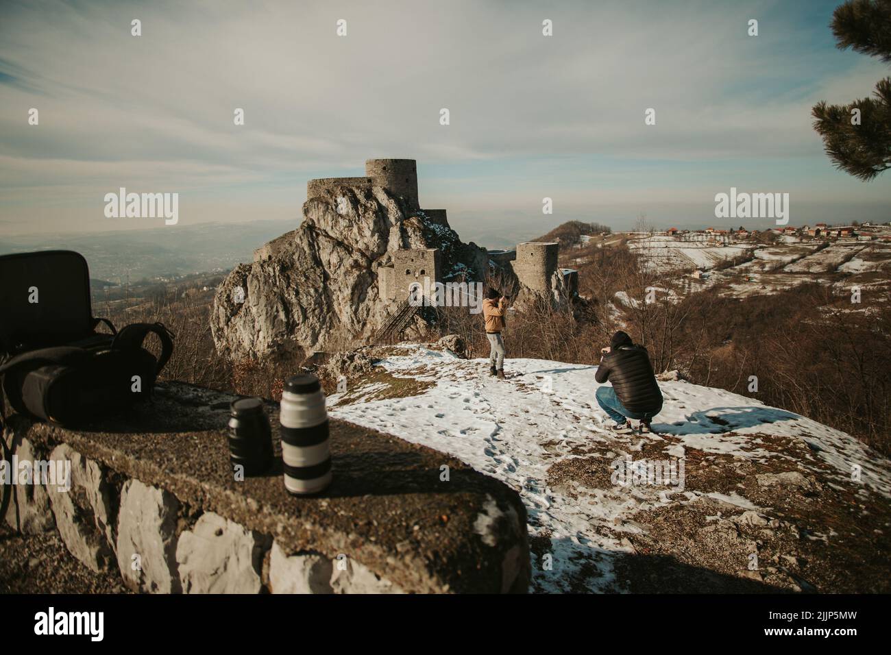 Un fotografo che cattura qualcuno in natura in inverno. Foto Stock