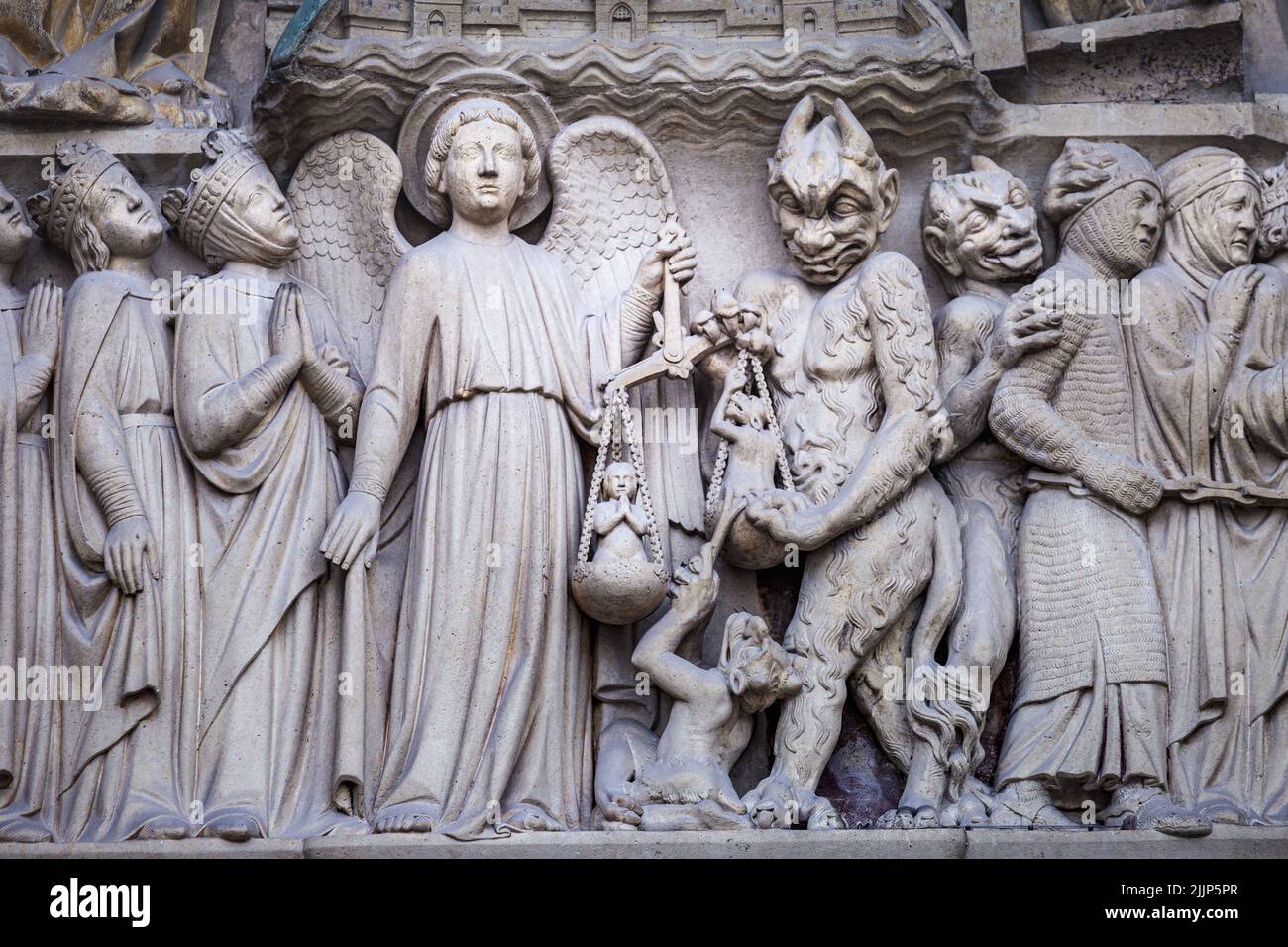 Arcangelo Michele e Satana ultimo Giudizio, Notre Dame di Parigi detais Foto Stock