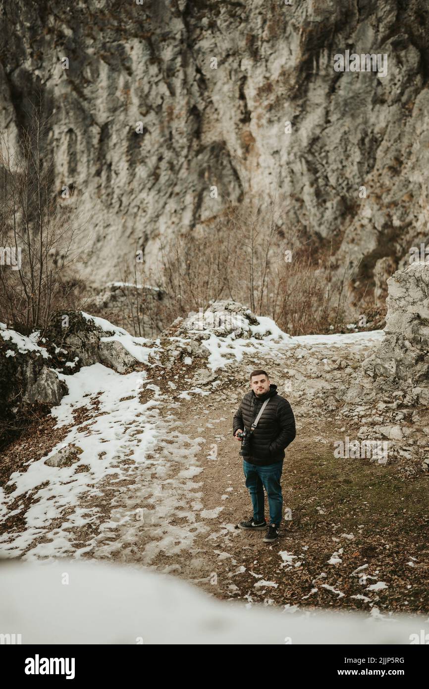 Un giovane turista con una macchina fotografica che cammina nella natura Foto Stock