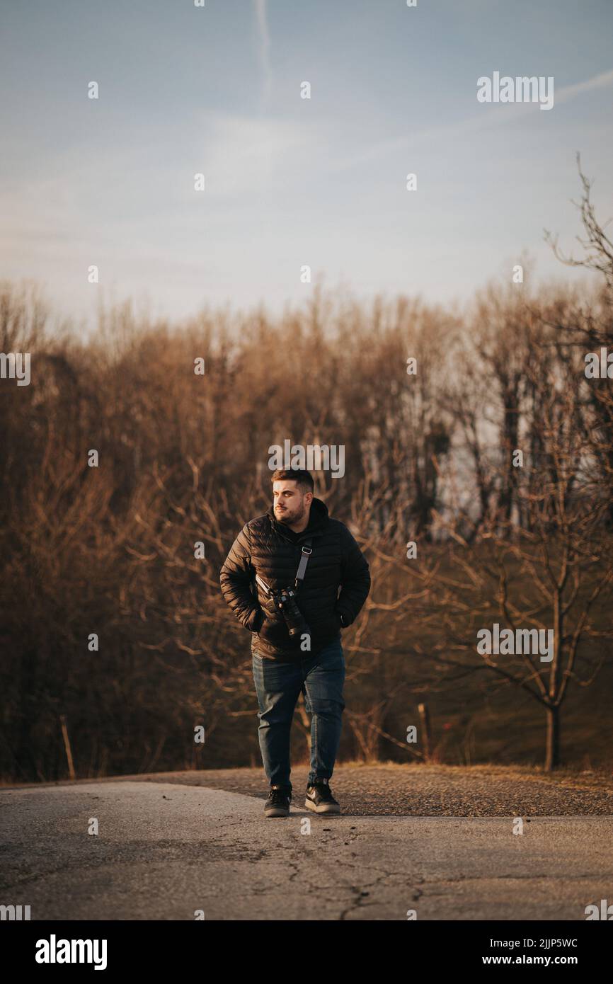 Un giovane turista con una macchina fotografica che cammina nella natura Foto Stock