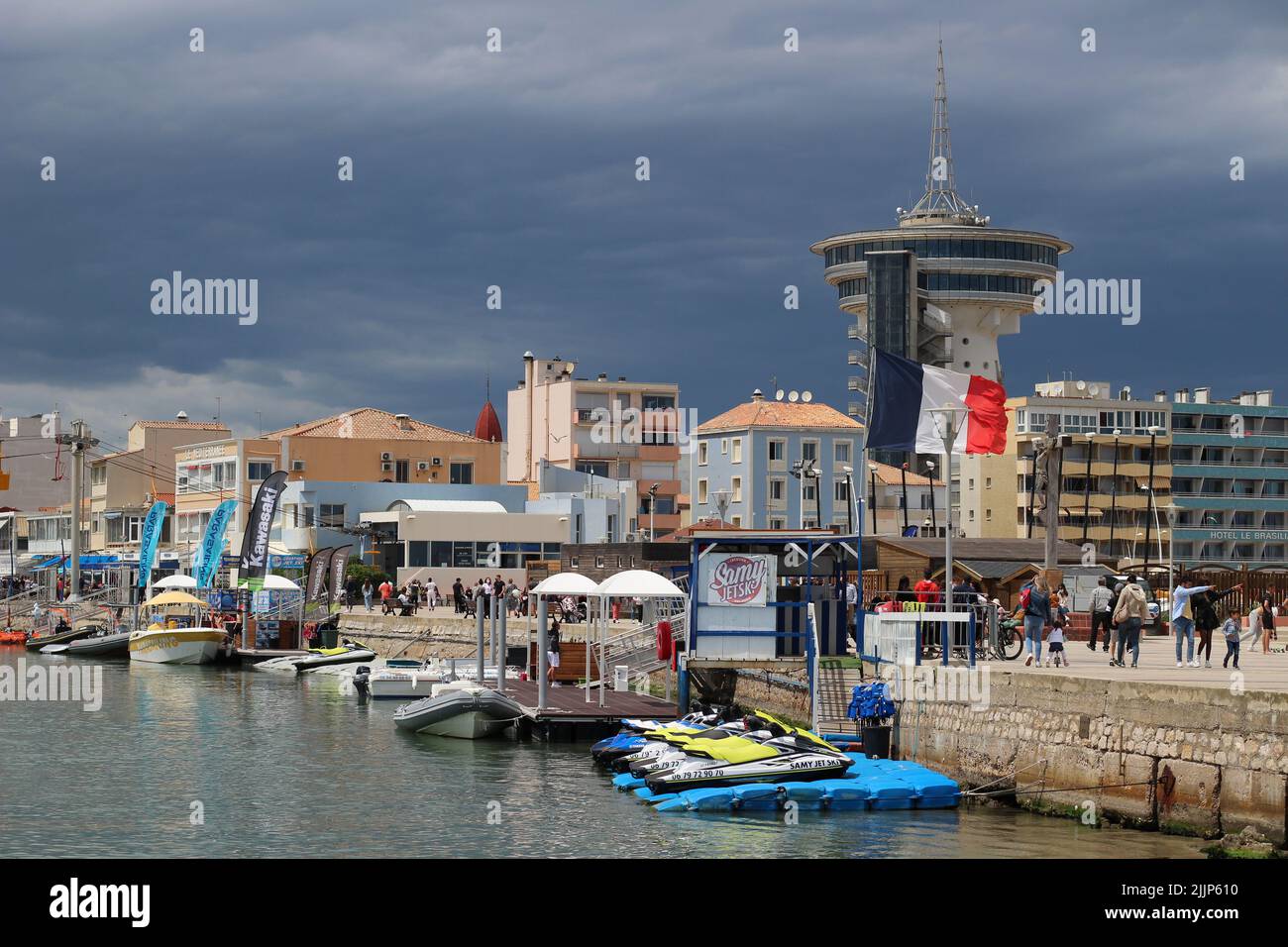 Una città nel sud della Francia con il suo porto, barche e ristorante torre Foto Stock