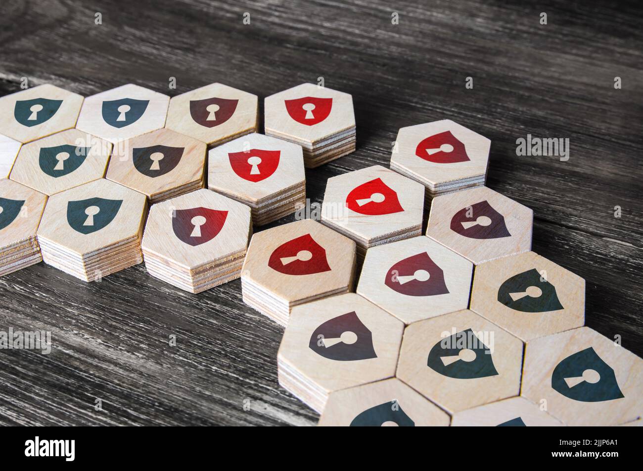 Violazione della sicurezza. Errore di sicurezza. Perdita di dati aziendali. Attacco hacker. Ricercare le vulnerabilità del software. Violazione dell'integrità, distruzione del sy Foto Stock