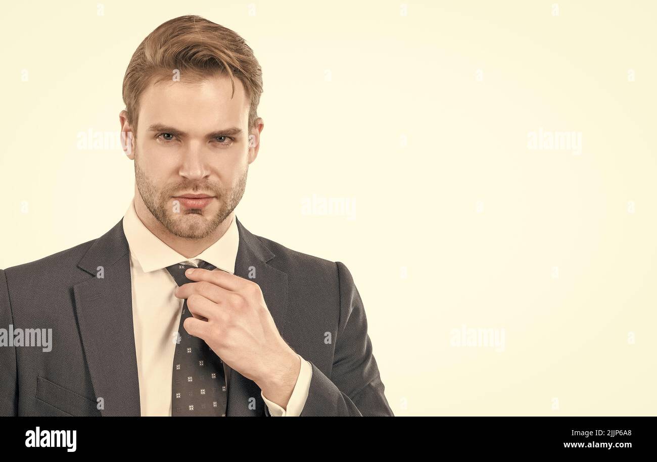 Ritratto di uomo professionale serio che regola la cravatta in tuta da lavoro formale, ragazzo Foto Stock