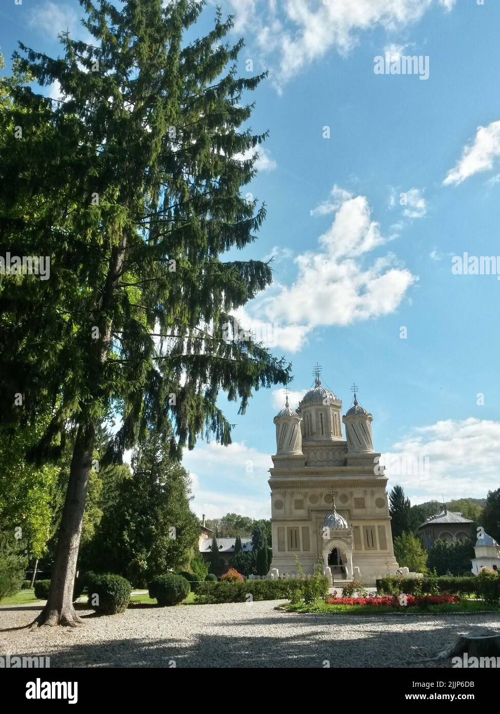 Una vista a distanza verticale della cattedrale ortodossa Curtea de Arges in Romania Foto Stock