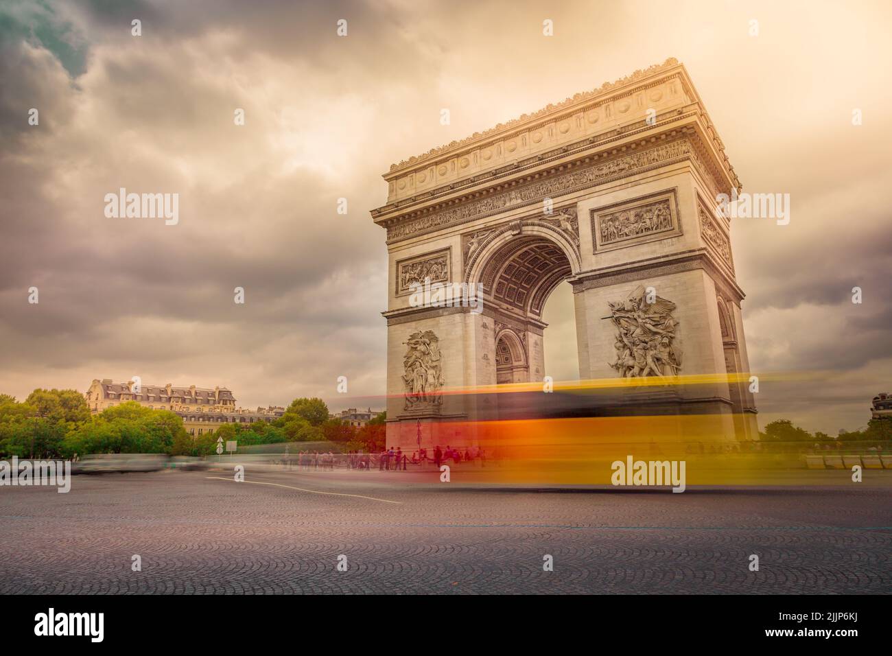 Arco trionfale in piazza Charles de Gaulle con auto sfocate, Parigi Foto Stock