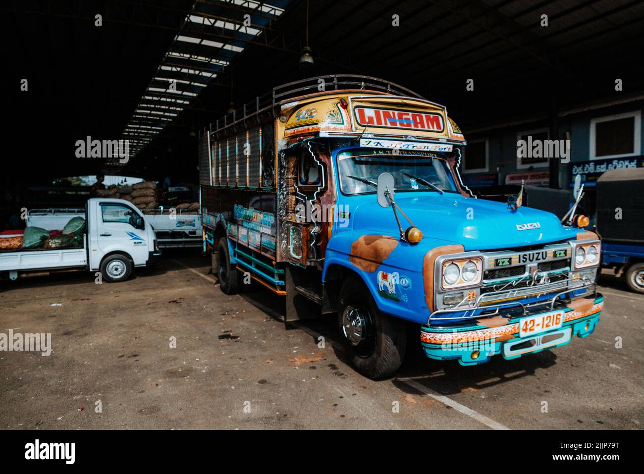 I carrelli sono parcheggiati sotto una tettoia sul mercato Foto Stock