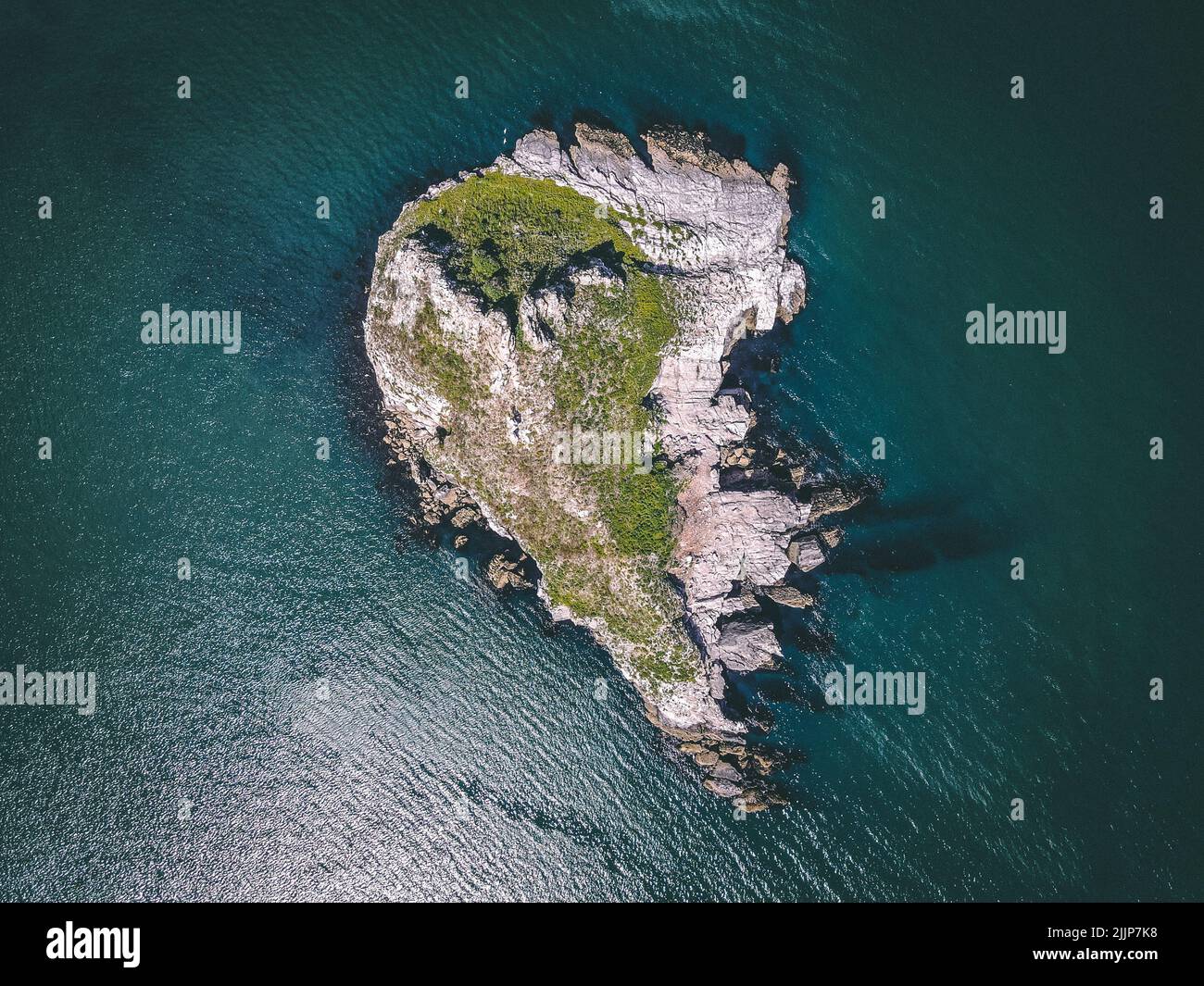 Una vista dall'alto dell'isola di Thatcher Rock circondata da acque color smeraldo Foto Stock