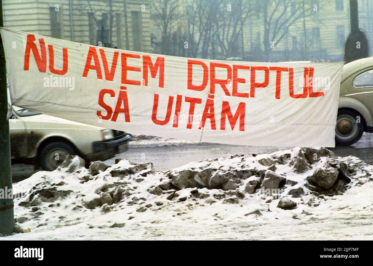 "Non abbiamo alcun diritto di dimenticare” - bandiera nel centro di Bucarest, in Romania, giorni dopo la rivoluzione anticomunista del dicembre 1989. Foto Stock