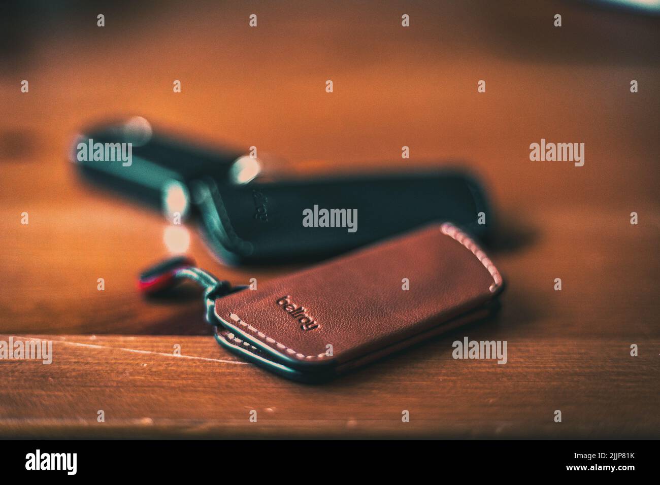 Un'immagine selettiva della fotografia del prodotto dei titolari di chiavi Bellroy. Foto Stock