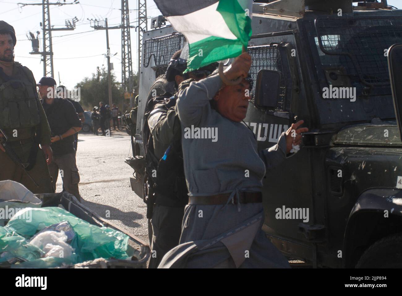 Slafit, Palestina. 27th luglio 2022. Un soldato israeliano spinge un manifestante palestinese durante una manifestazione contro la creazione di nuovi avamposti nel villaggio di Haris nella Cisgiordania occupata. Credit: SOPA Images Limited/Alamy Live News Foto Stock