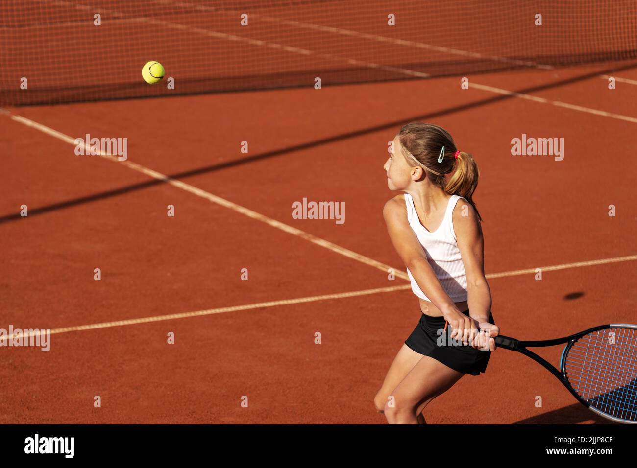 Ragazza che colpisce un backhand tennis groundstroke Foto Stock