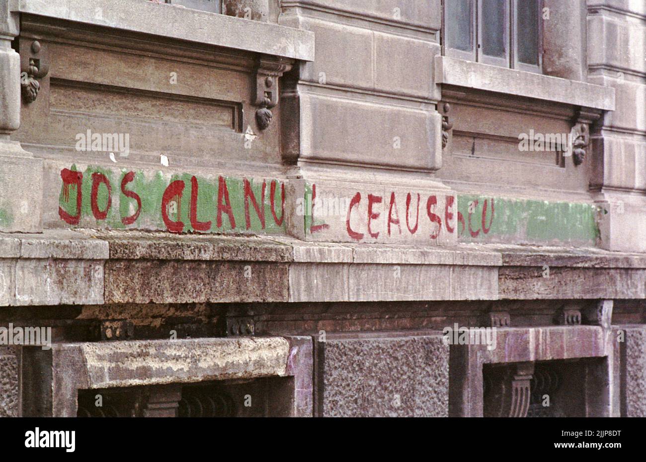 "Sown with the Ceausescu clan"- messaggio scritto dai cittadini nel centro di Bucarest, Romania, durante la rivoluzione anticomunista del dicembre 1989. Foto Stock