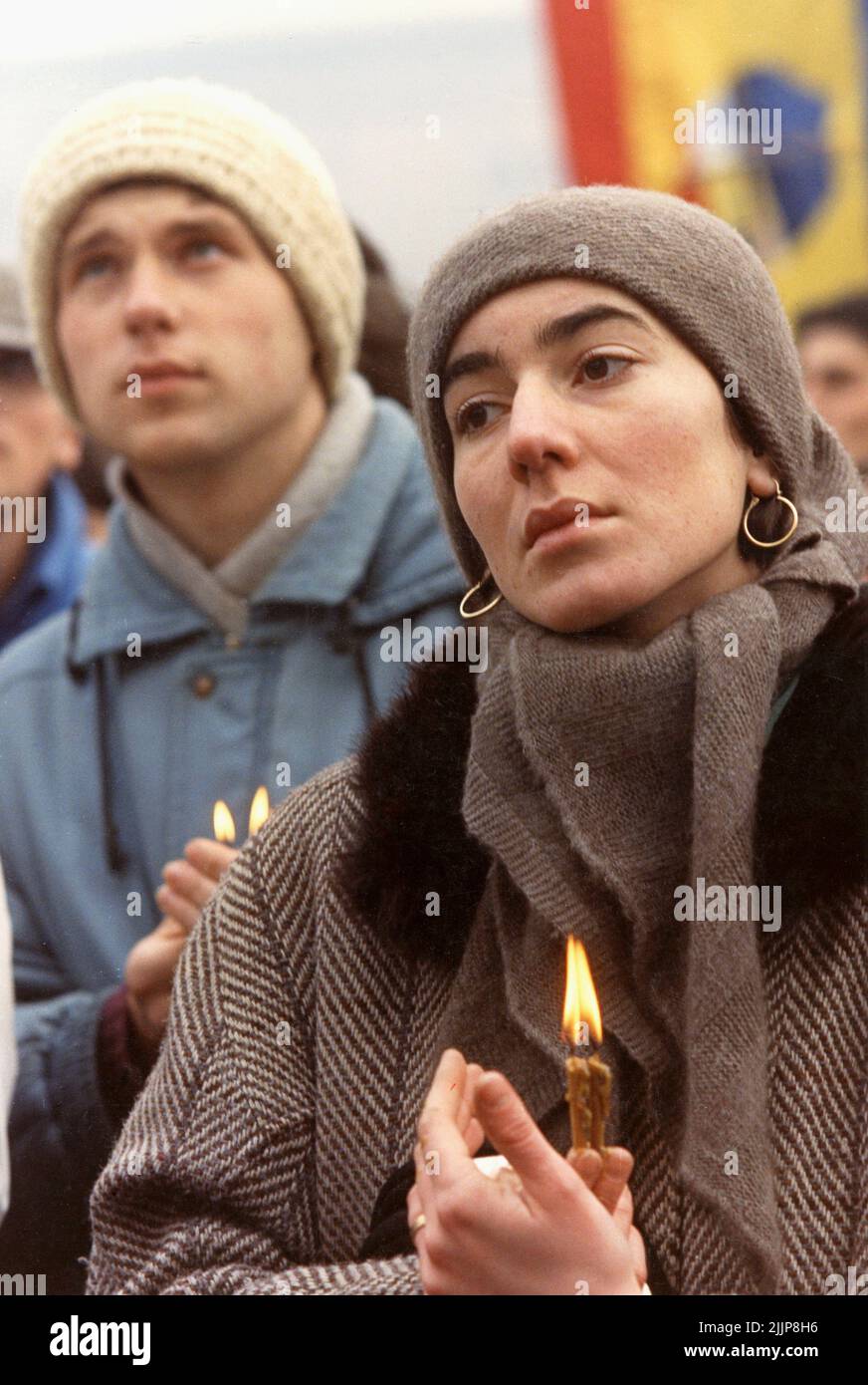 Bucarest, Romania, gennaio 1990. La gente rende omaggio alle vittime della rivoluzione romena anticomunista del dicembre 1989, al centro della piazza universitaria, uno dei punti chiave della rivolta. Foto Stock