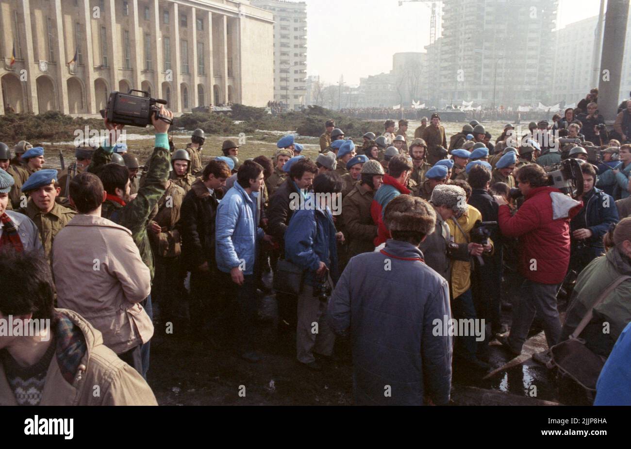 Bucarest, Romania, gennaio 1990. Manifestanti e esercito a Piata Victoriei, di fronte ad uno dei più importanti edifici governativi, il Palazzo Victoria, giorni dopo la Rivoluzione Rumena del dicembre 1989. Foto Stock