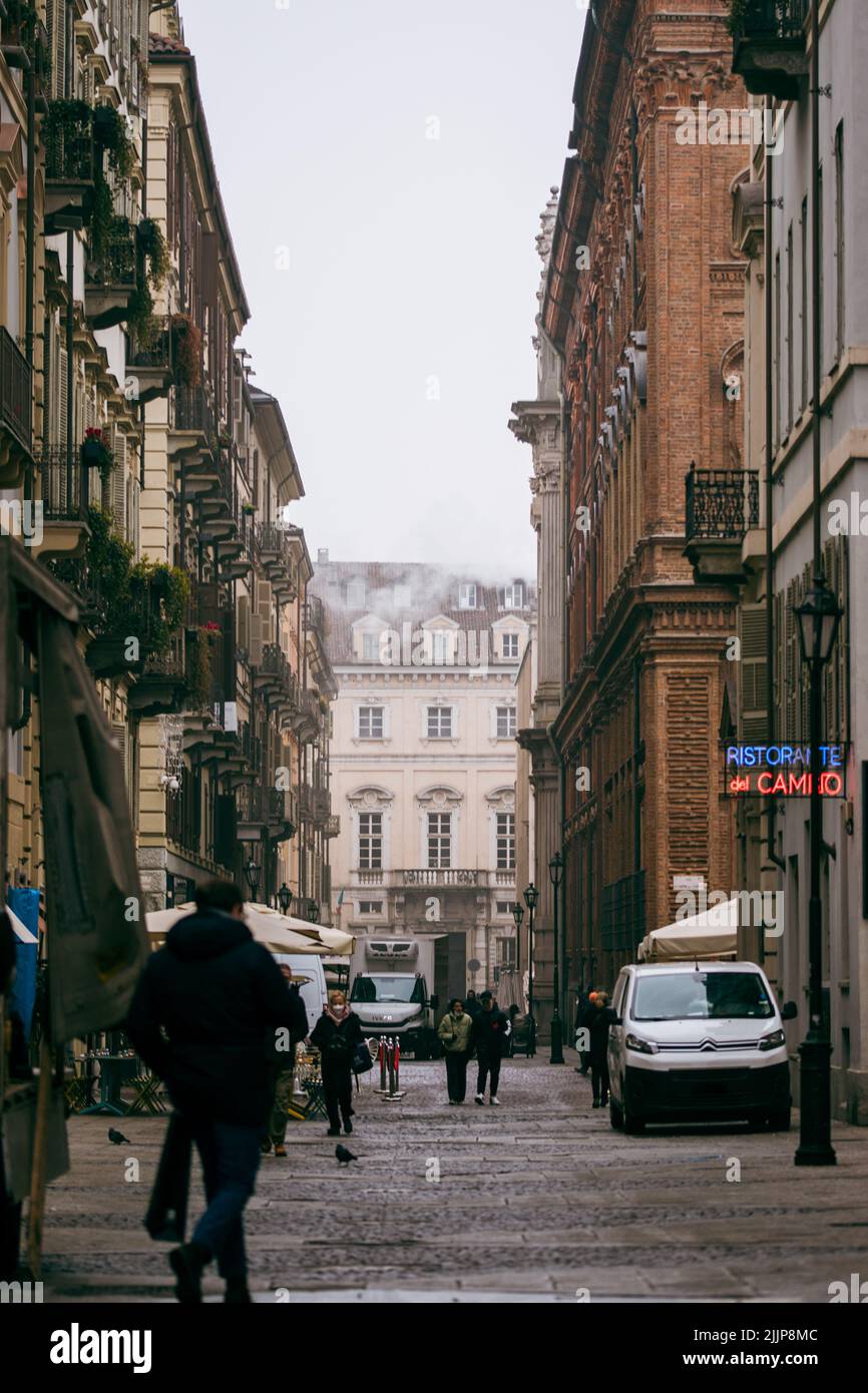 Un colpo verticale di una strada trafficata nel bel mezzo dell'inverno a Torino, Italia Foto Stock