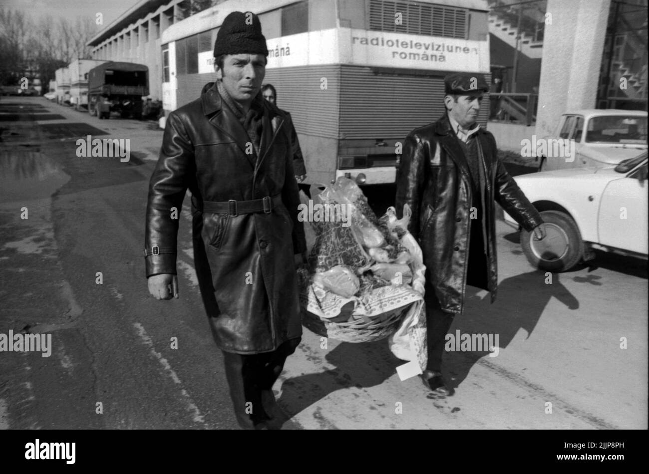 Bucarest, Romania, gennaio 1990. Persone che preparano una cerimonia religois presso la stazione della televisione pubblica rumena, in memoria delle vittime della rivoluzione romena anticomunista del dicembre 1989. Rito cristiano ortodosso: Cibo e vino offerti per le anime dei perduti. Foto Stock