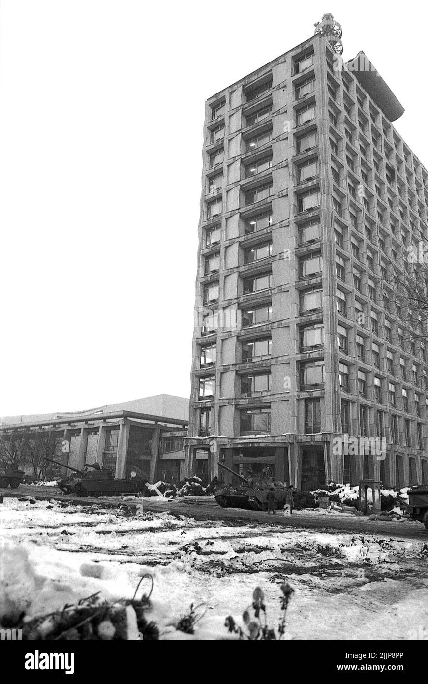 Bucarest, Romania, gennaio 1990. L'esercito protegge la stazione della televisione pubblica rumena nelle settimane successive alla rivoluzione anticomunista del dicembre 1989. Foto Stock