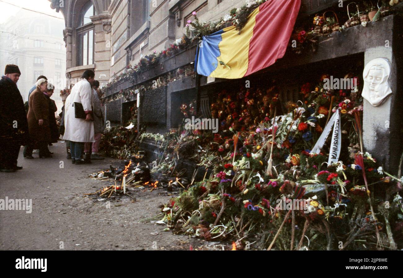 Bucarest, Romania, gennaio 1990. Le candele stanno bruciando per le vittime della rivoluzione romena anticomunista del dicembre 1989 in Piazza dell'Università, uno dei punti chiave della rivolta. Foto Stock