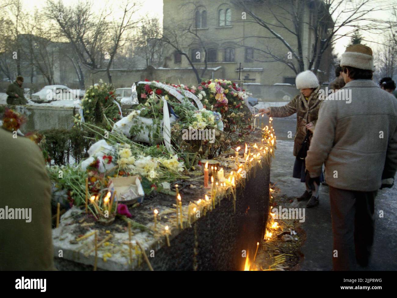 Bucarest, Romania, gennaio 1990. Le candele bruciano per le vittime della rivoluzione anticomunista rumena del dicembre 1989 in Piazza Romana, uno dei punti chiave della rivolta. Foto Stock